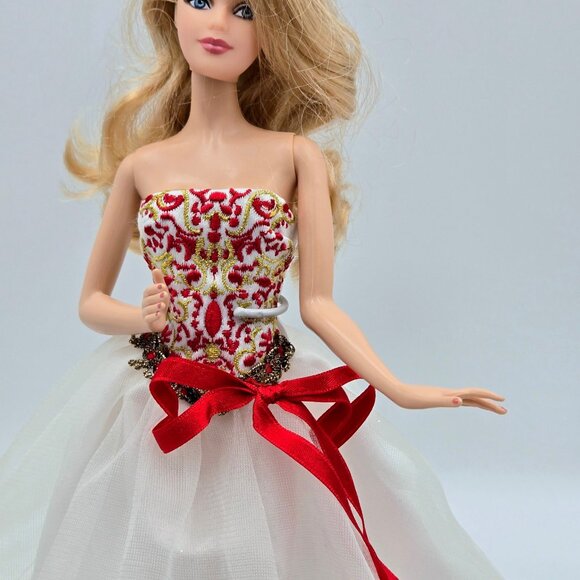 2010 Holiday Barbie Doll Collector Edition Red & White Dress Christmas R4545 Mat - Picture 3 of 16